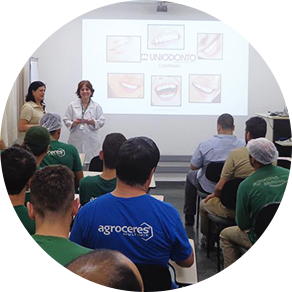 imagem pessoas conversando