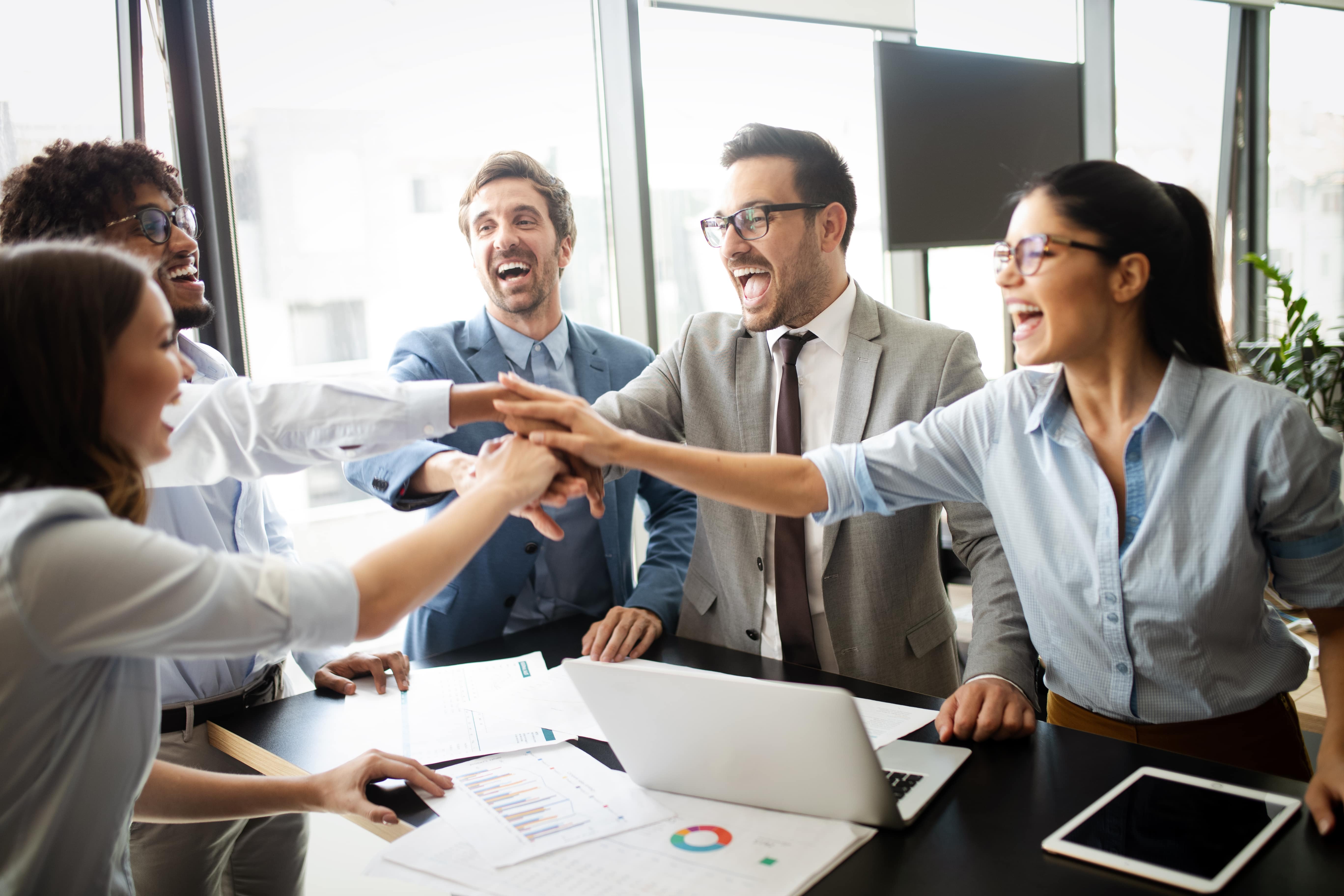 Pessoas com as mãos unidas